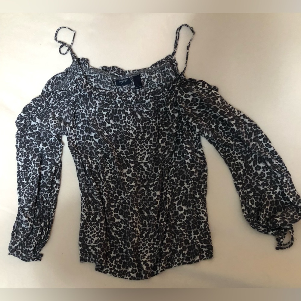 Gently worn. Pet and smoke free home. Off the shoulder.